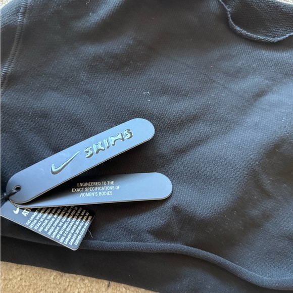 Skims x Nike Seamless Long Sleeve Shrug - Picture 2 of 3